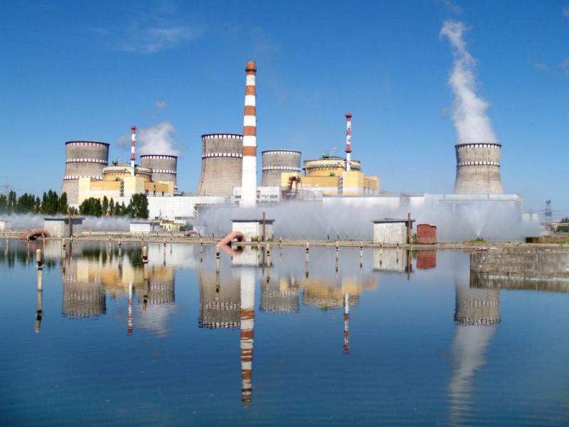 Ukrajinska vojska poskuša največjo jedrsko elektrarno v Evropi spremeniti v novi Černobil, osrednji mediji pa o tem zavajajo