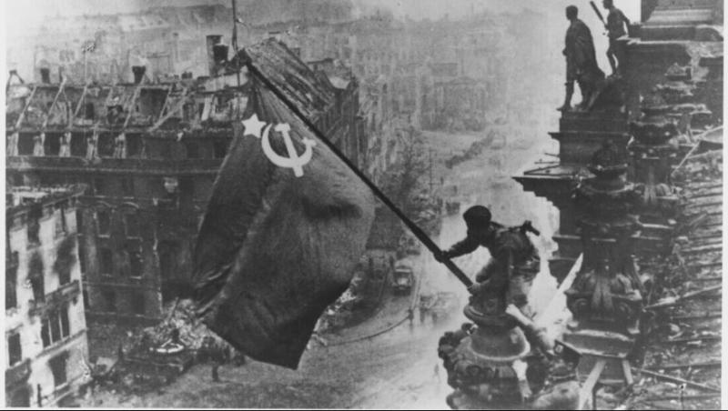 Puškov sporočil Merzu: Naj v pisarni izobesi fotografijo zastave Rdeče armade nad Reichstagom