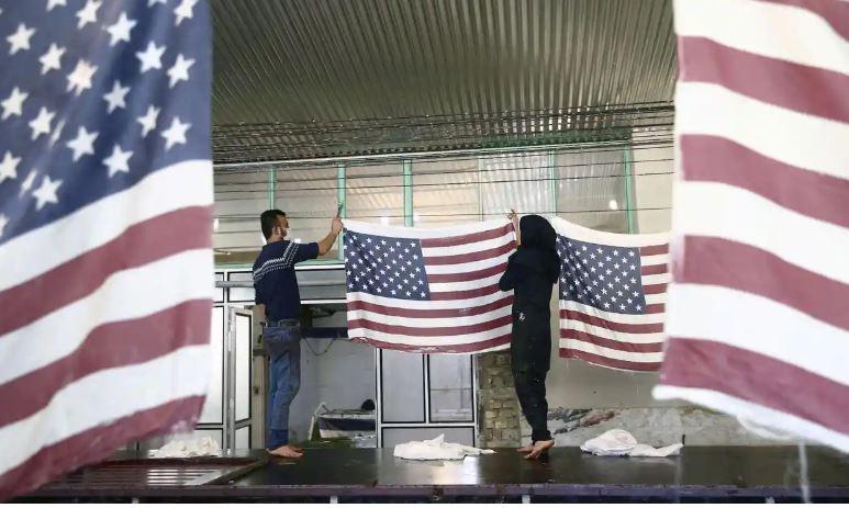 Tovarna, ki v Iranu proizvaja ameriške in izraelske zastave s proizvodnjo komajda zadosti potrebam potrošnikov