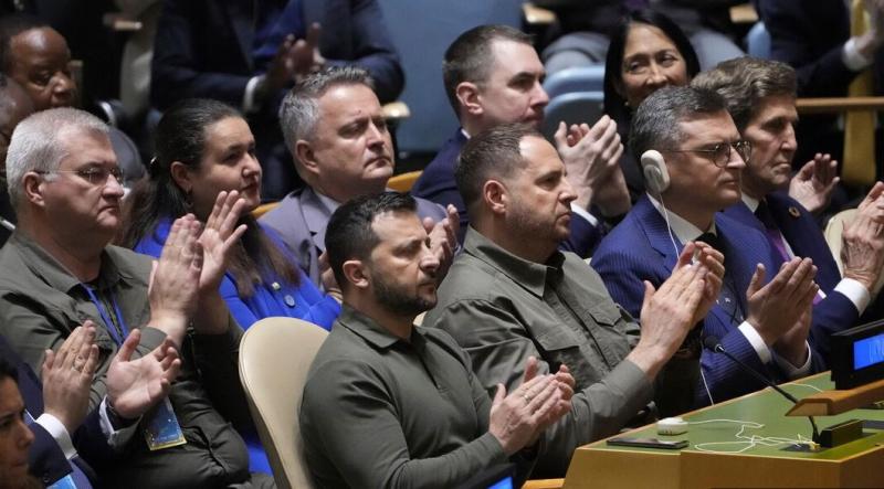 »Time«: Zelenski jezen zaradi šibke podpore Zahoda, »izgubljam«, kradejo, kot da jutri ne obstaja