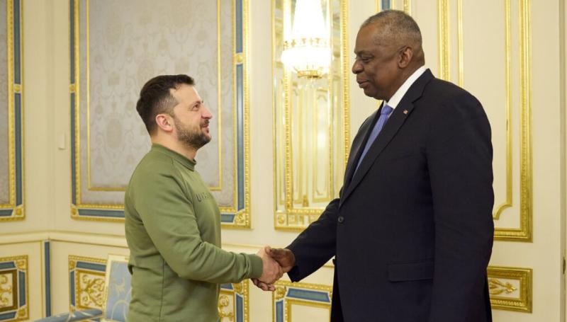 Šef Pentagona prispel v Kijev: Ameriška pomoč Ukrajini visi na nitki?