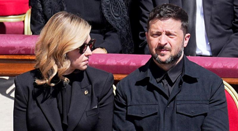 Zelenski naredil isto napako kot v Ovalni pisarni: Na papeževem pogrebu edini kršil protokol (FOTO)
