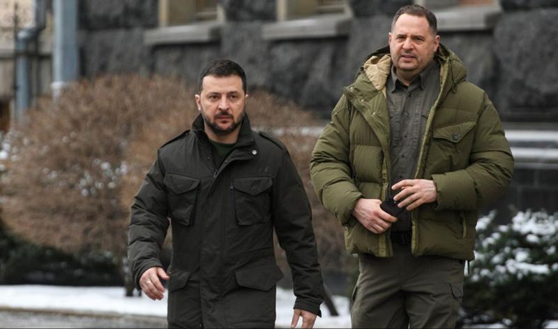 Zelenski za pogajanja z ZDA imenoval Jermaka, Medvedjev se mu je posmehnil: Od njega bi bil boljši samo oligarh Mindič