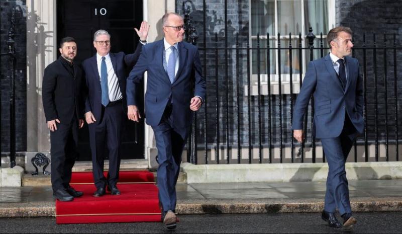 Mračno vzdušje in le dva tvita: O čem so razpravljali na Downing Streetu