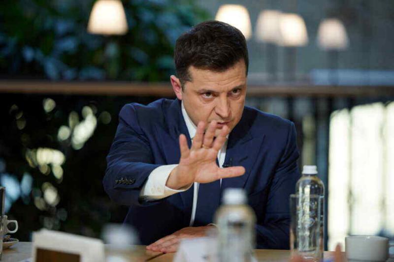 Politolog ocenjuje, da se Ukrajina nagiba k spremembi režima: Zelenski bi lahko kmalu zapustil položaj