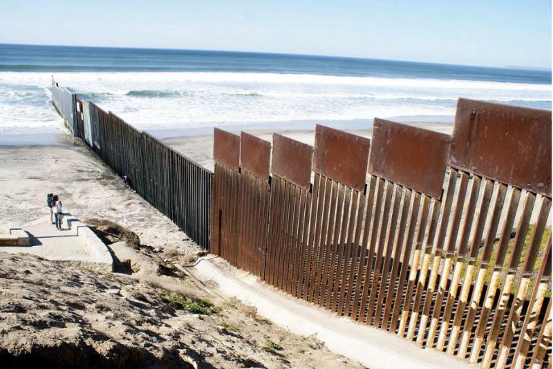 Močan veter proti Mehki zvil in odpihnil - »Trumpov zid«