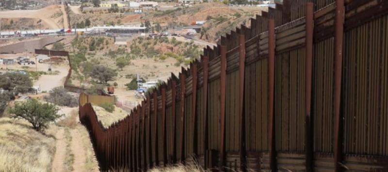 Število nezakonitih prehodov meje med ZDA in Mehiko februarja dramatično padlo