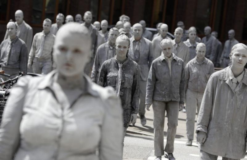 V Hamburgu voditelje G-20 pričakalo 1000 zombijev kapitalizma