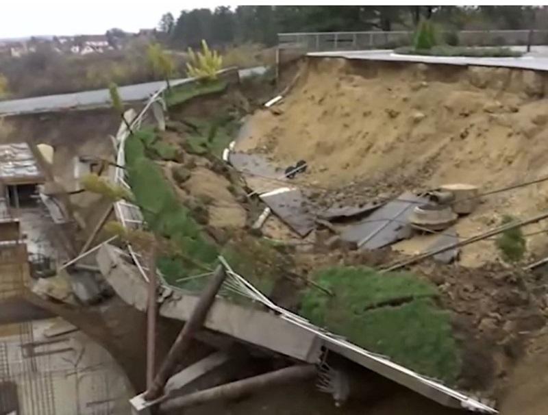 V Kragujevcu sta se ob »Centru odličnosti« - zrušila podporni zid in še neodprta cesta