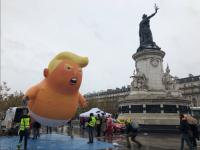 Lutka Trumpa kot dojenčka, sposojena iz Londona