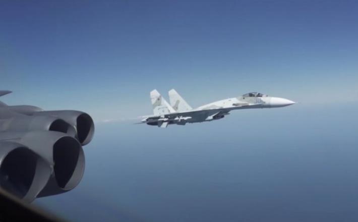 Ameriški bombnik B52 in ruski Su-27
