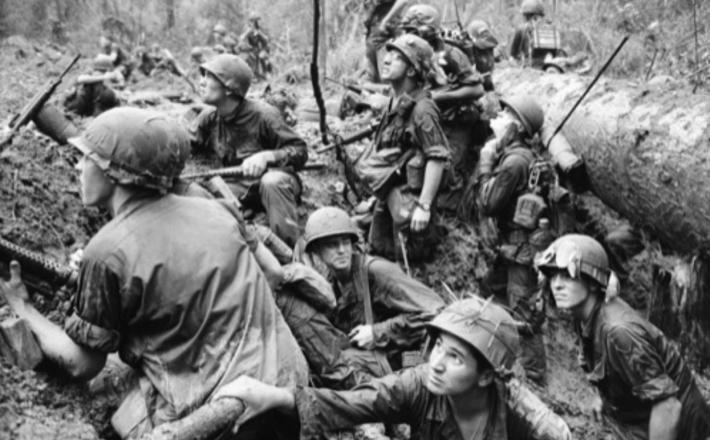 Ameriški vojaki v blatnem rovu leta 1967 v Vietnamu Vir:AP, Public domain