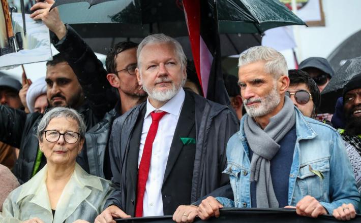 Ob podelitvi Nobelove nagrade za mir venezuelski desničarski aktivistki Maríi Corini Machado je ustanovitelj »WikiLeaksa« vložil kazensko ovadbo proti več kot 30 članom odbora. Vir: X, posnetek zaslona