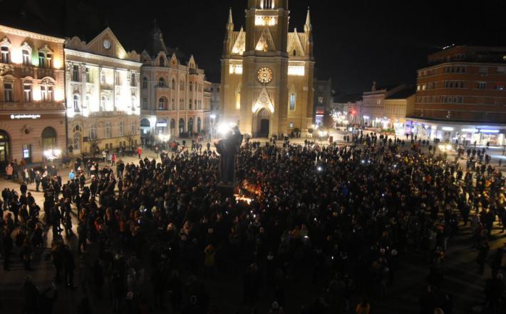 Đorđe Balašević, spontano zbiranje ljudi v Novem Sadu  Vir: Nova.rs, Twitter