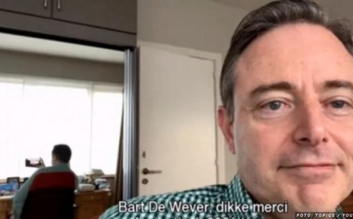 Župan Antwerpna Bart De Wever med novoletnim intervjujem - v spodnjem perilu. Vir: Screenshot YouTub