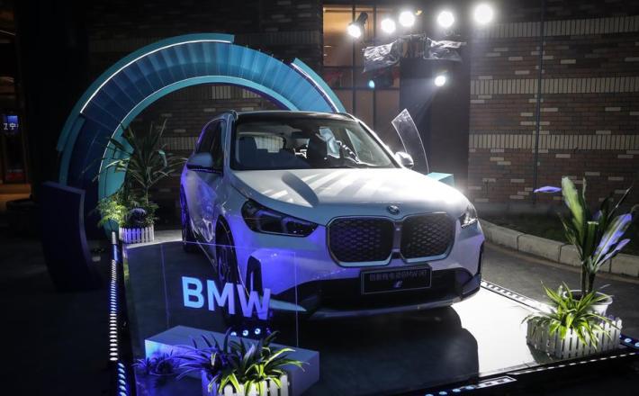 Električni BMW posnet 26.4. 2024, med podpisom pogodbe med BMW in Shenyangom (Xinhua/Pan Yulong)
