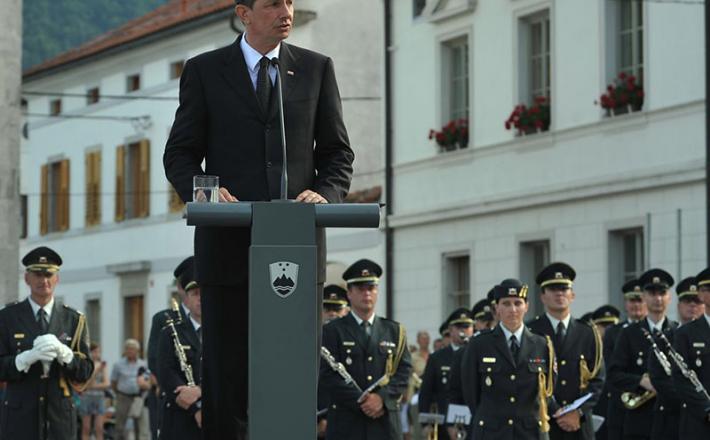 Borut Pahor, soška fronta
