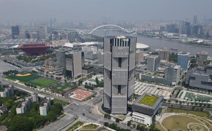 Fotografija z dne 17. 06. 2022, kaže stavbo Nove razvojne banke v Šanghaju ((Xinhua/Fang Zhe)