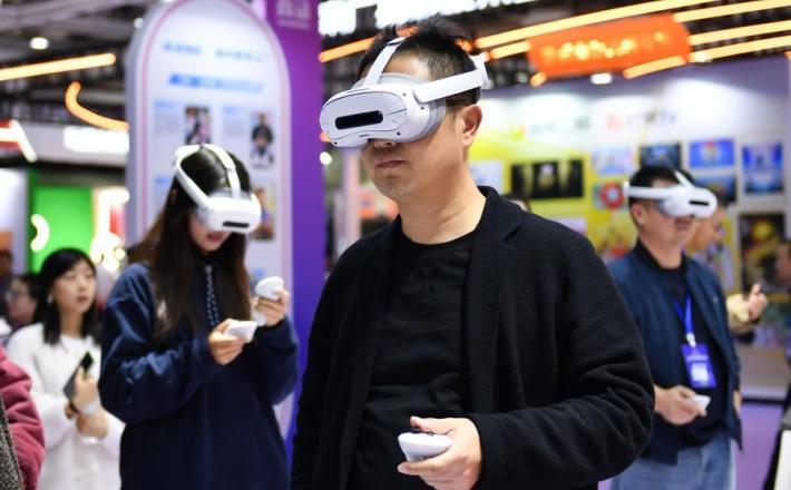 Preizkus VR opreme v mestu Changsha 12. 11.2025. (Xinhua/Chen Zhenhai)