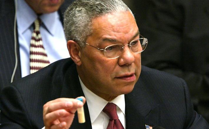 Colin Powell z lažnim primerkom "strupa" v VS OZN leta 2003 Vir: Common Dreams, X