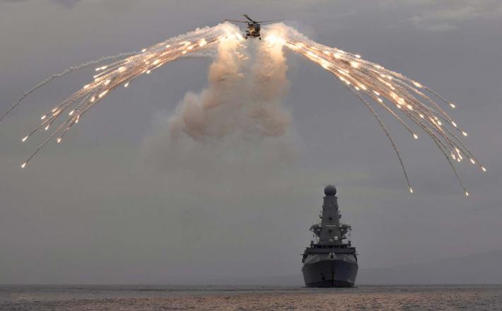 HMS Defender med vajami  Vir: UK Navy