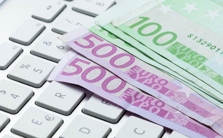 Denar, euro, tipkovnica