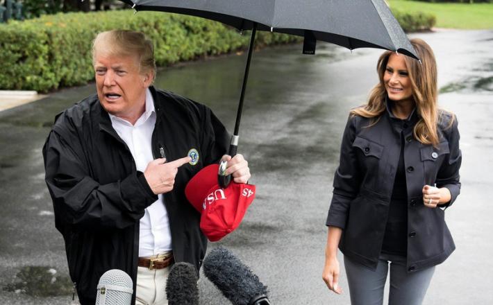 Melania na dežju.   Vir: Twitter