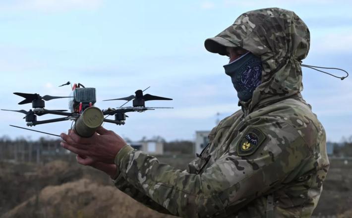 Pred tem je vrhovni poveljnik oboroženih sil Ukrajine Aleksander Sirski izjavil, da na fronti primanjkuje mrež za gradnjo zaščitnih struktur proti dronom. Vir: Posnetek zaslona, X