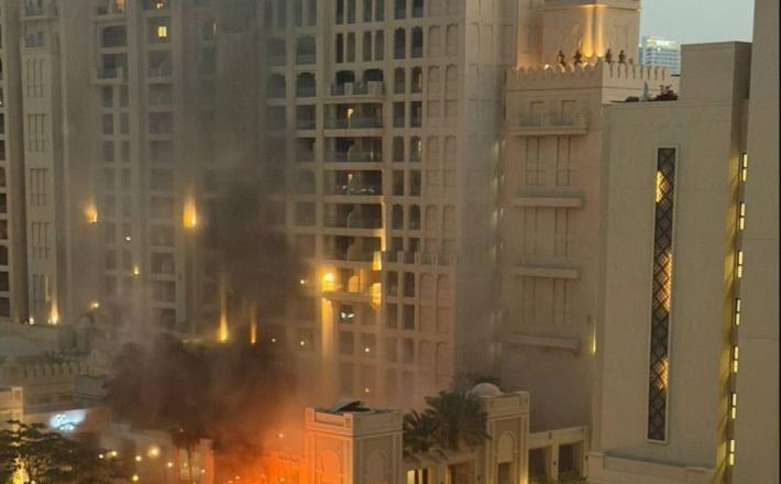 Ena raketa je zadela znameniti otok »Palm Jumeirah« v Dubaju, kar je bilo posneto na videoposnetkih na družbenih omrežjih. Eksplozije so se slišale v več delih Dubaja, najverjetneje zaradi prestreženih raket. Vir: Posnetek zaslona, X