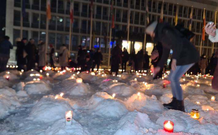 Polaganje sveč v spomin na žrtve v Gazi pred državnim zborom 22.1.2024