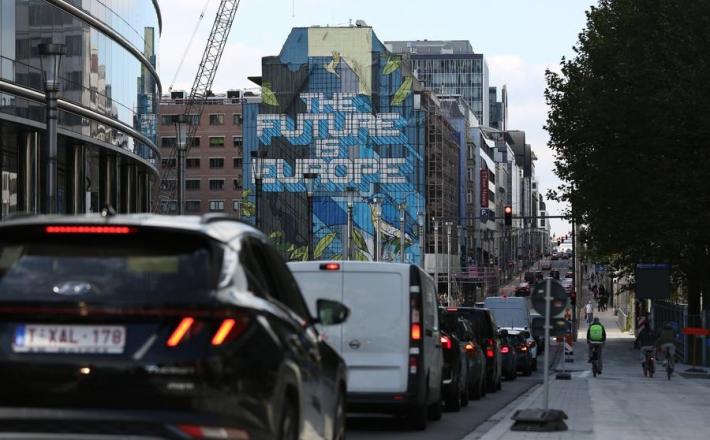 Vozila pred semaforjem, Bruselj, Belgija, 4. 10. 2024. (Xinhua/Zhao Dingzhe)