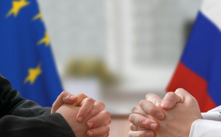 Avtorji navodil priporočajo izogibanje dogodkom, na katerih sodelujejo ruski diplomati, a če je njihova prisotnost neizogibna, naj se izogibajo snemanju v istem kadru z Rusi. Vir: X, posnetek zaslona