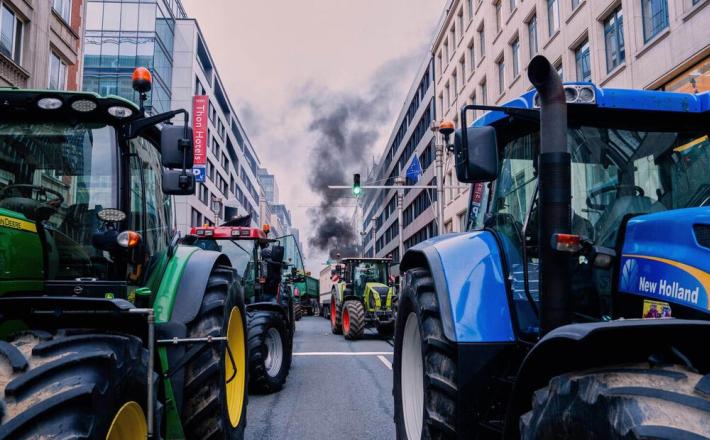 Protestniki menijo, da bi sporazum z Mercosurjem, ki ga sestavljajo Argentina, Brazilija, Paragvaj, Urugvaj in Venezuela privedel do priliva cenejših kmetijskih proizvodov, kar domače proizvajalce postavlja v klavrn položaj. Vir: X, posnetek zaslona
