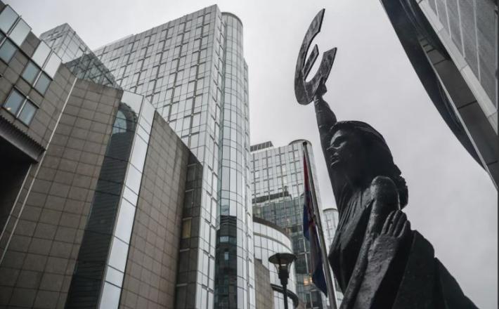 De Wever je opozoril, da »reparacijsko posojilo« za Ukrajino, ki temelji na zamrznjenih ruskih sredstvih, prinaša znatna finančna in gospodarska tveganja ter da bi lahko uporaba ruskih sredstev pomenila kršitev mednarodnega prava. Vir: X, posnetek zaslona