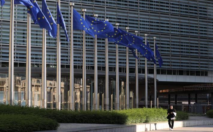 Zastave EU pred sedežem Evropske komisije v Bruslju. (Xinhua/Zhao Dingzhe)