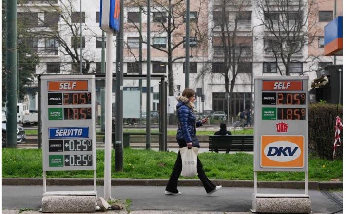 Bencinska črpalka v Milanu, Italija, 11. 3. 2026. (Xinhua/Li Jing)