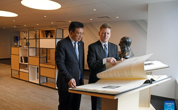 Predsednik Xinhua Fu Hua s Paulom Bascobertom, predsednikom Reutersa, 12.6, 2024. (Xinhua/Li Rui)