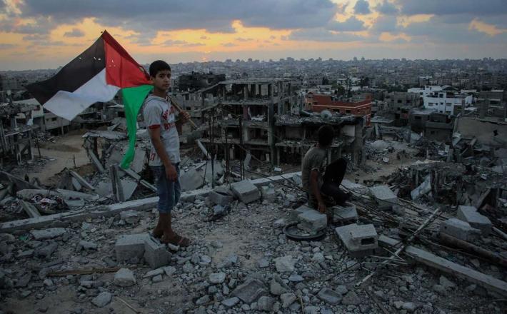 Gaza - otrok s palestinsko zastavo Vir: X