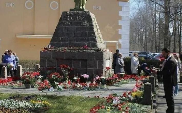 Grobovi sovjetskih vojakov, ki so jih prekopali z bagrom Vir:X