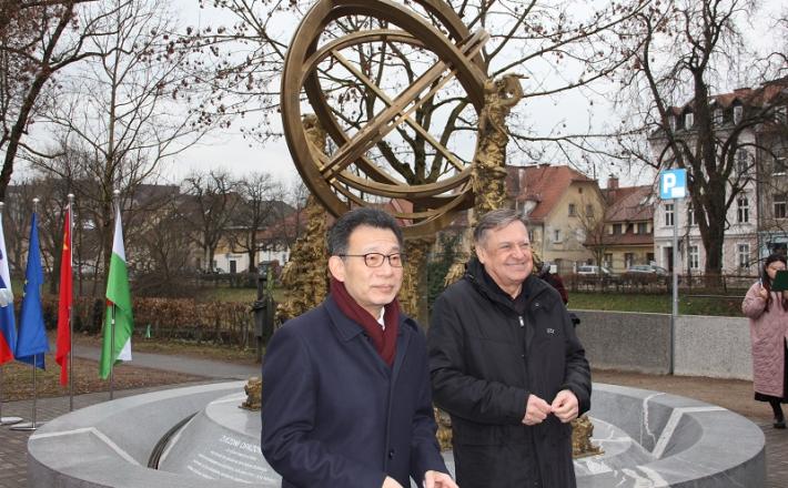 Hallesrsteinov spomenik, spredaj veleposlanik LR Kitajske in župan Ljubljane Vir: Insajder.com