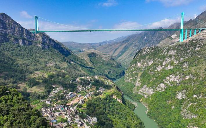 Most Huajiang Grand Canyon in mesto Pingjie 6. 11. 2025. (Xinhua/Ou Dongqu) Most Huajiang Grand Canyon in mesto Pingjie 6. 11. 2025. (Xinhua/Ou Dongqu)