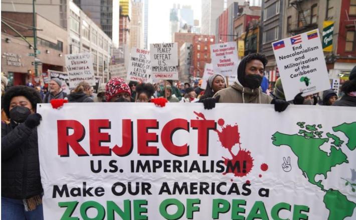  Protest ob napadu na Venezuelo v New Yorku, 3. 1. 2026. (Xinhua/Zhang Fengguo)