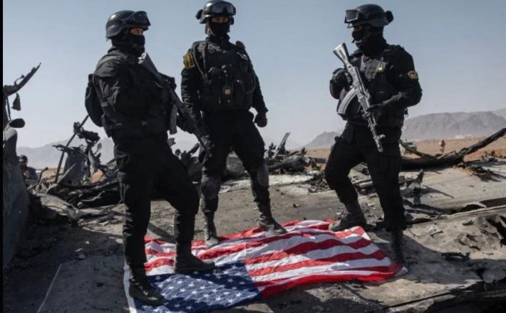 Iranski specialci na uničenem ameriškem letalu v Isfahanu Vir: Press.tv