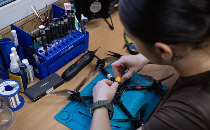 Komentarji vodilnega direktorja nemške orožarske industrije so mnoge šokirali in razkrili globlje napetosti in razprtije v svetovni orožarski industriji. Vir: Posnetek zaslona, X