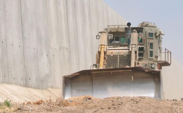 ​​​​Izraelski oklepni bagri pred zidom Vir: X