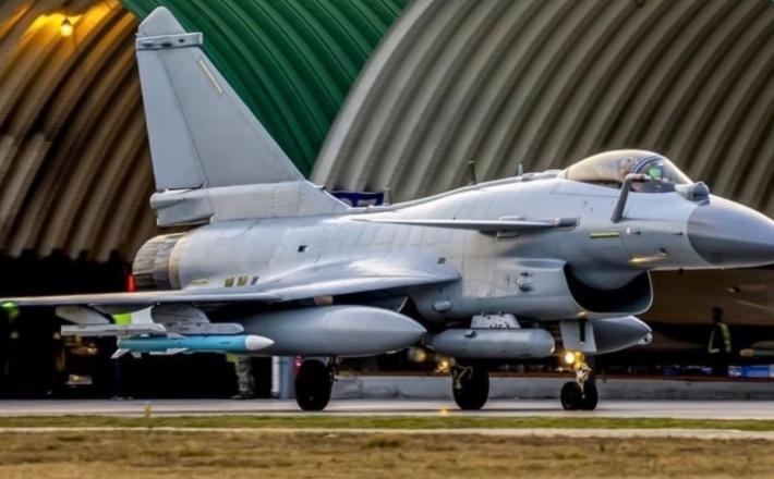 J-10C pred hangarjem Vir; Military Watch magazine, posnetek zaslona