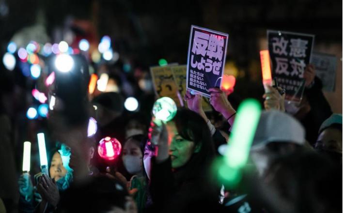 Protest pred zgradbo vlade, Tokio Japonska, 27. 2. 2026. (Xinhua/Jia Haocheng)