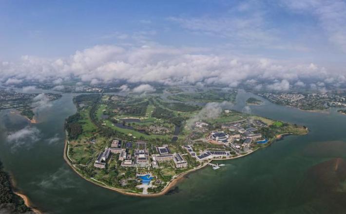 Fotografija iz zraka prikazuje otok Dongyu v Boau, v provinci Hainan. (Xinhua/Yang Guanyu)