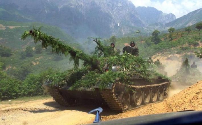 Kamufliran srbski tank leta 1999