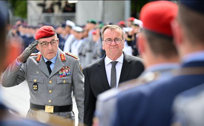 Breuerja naj bi na mestu načelnika Bundeswehra pred koncem leta nasledil generalpodpolkovnik Christian Freuding, ki ga nemški obrambni minister Boris Pistorius hvali kot predstavnika »nove generacije častnikov, ki so željni vojskovanja«. Vir: Posnetek zaslona, X
